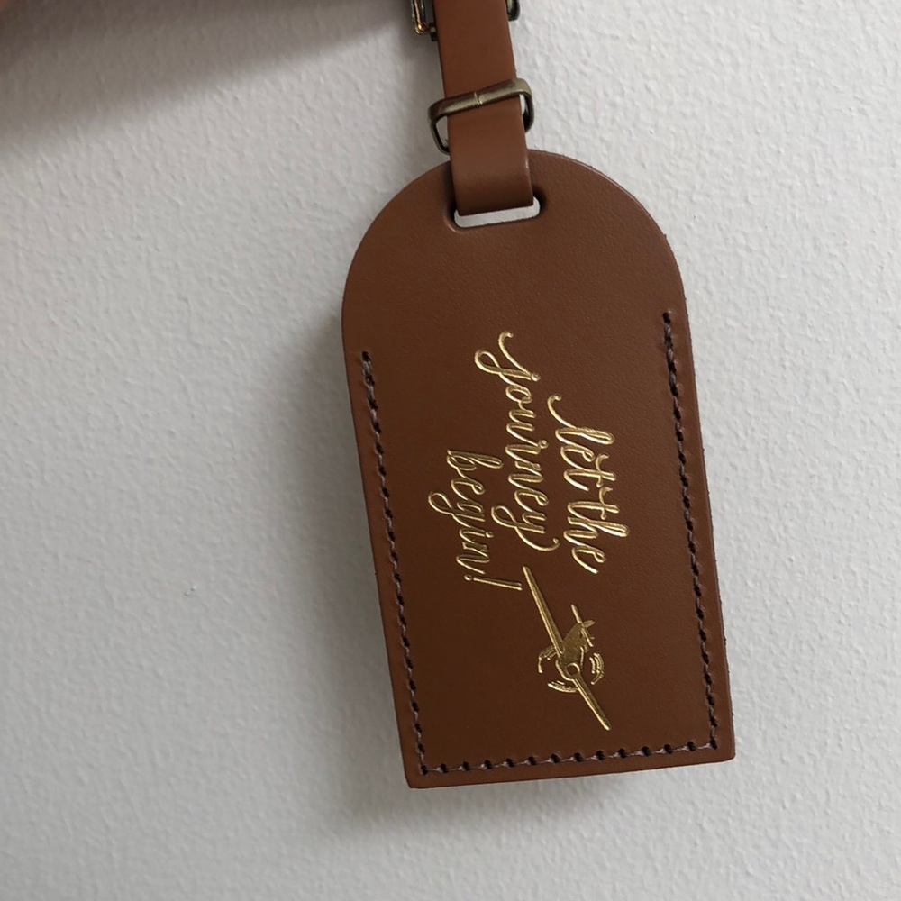 Luggage tag new. Great gift for travelers